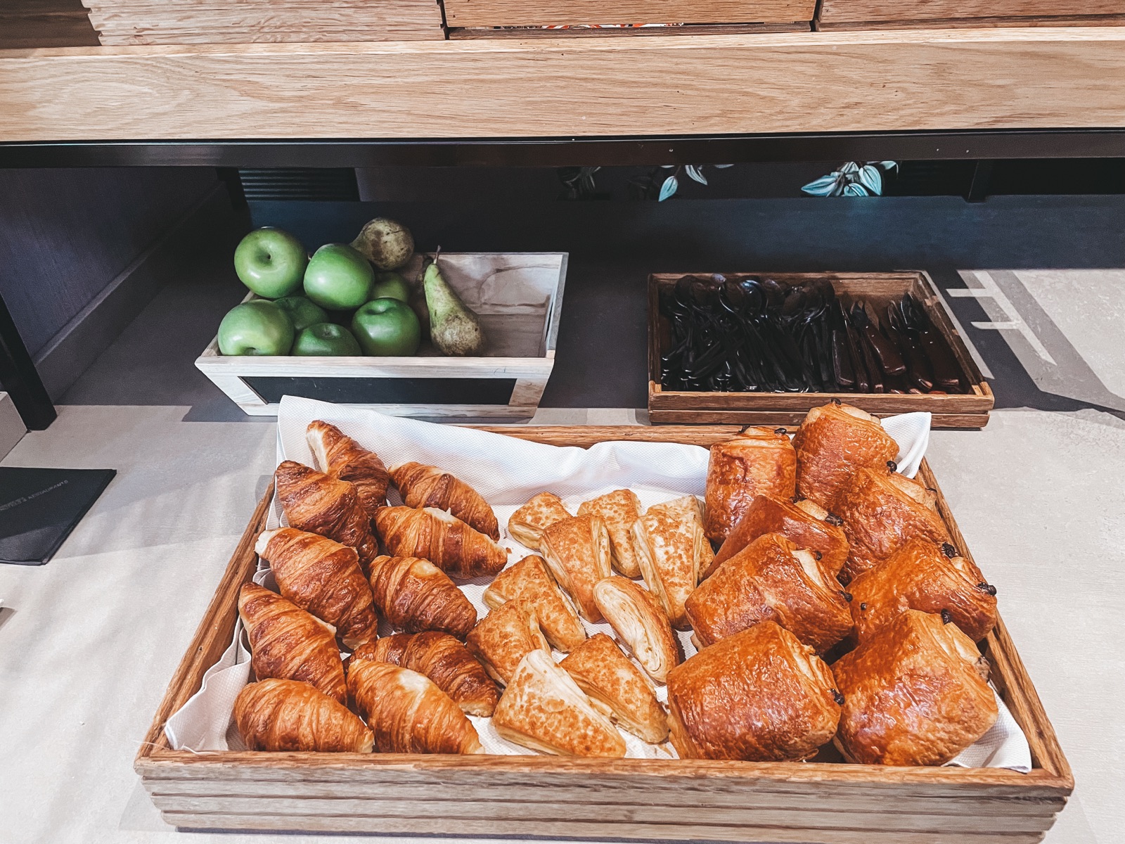 Viennoiseries et fruits du coffee corner