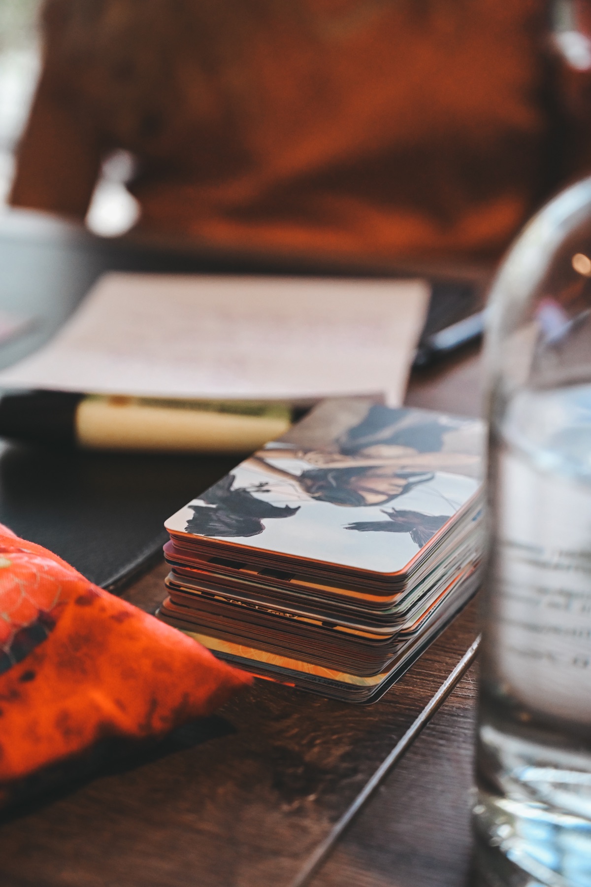 Un jeu de tarot posé près du carnet