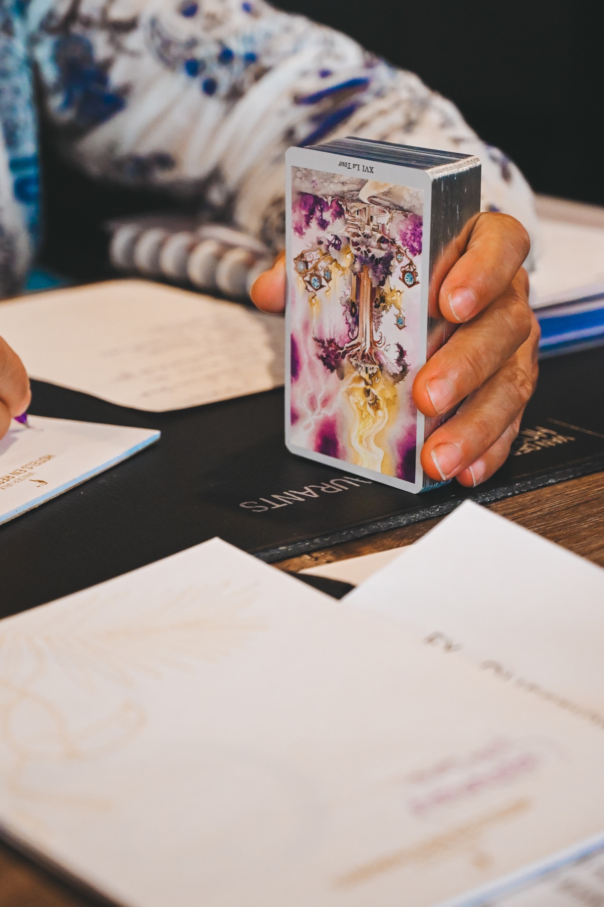 Une participante manipule son jeu de tarot