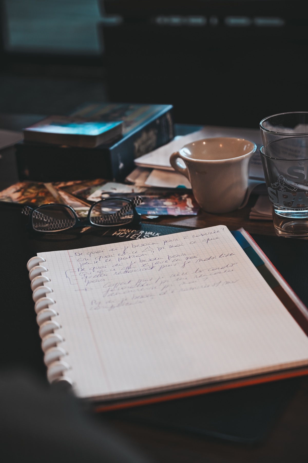Carnet de notes, cartes et tasse pendant la formation