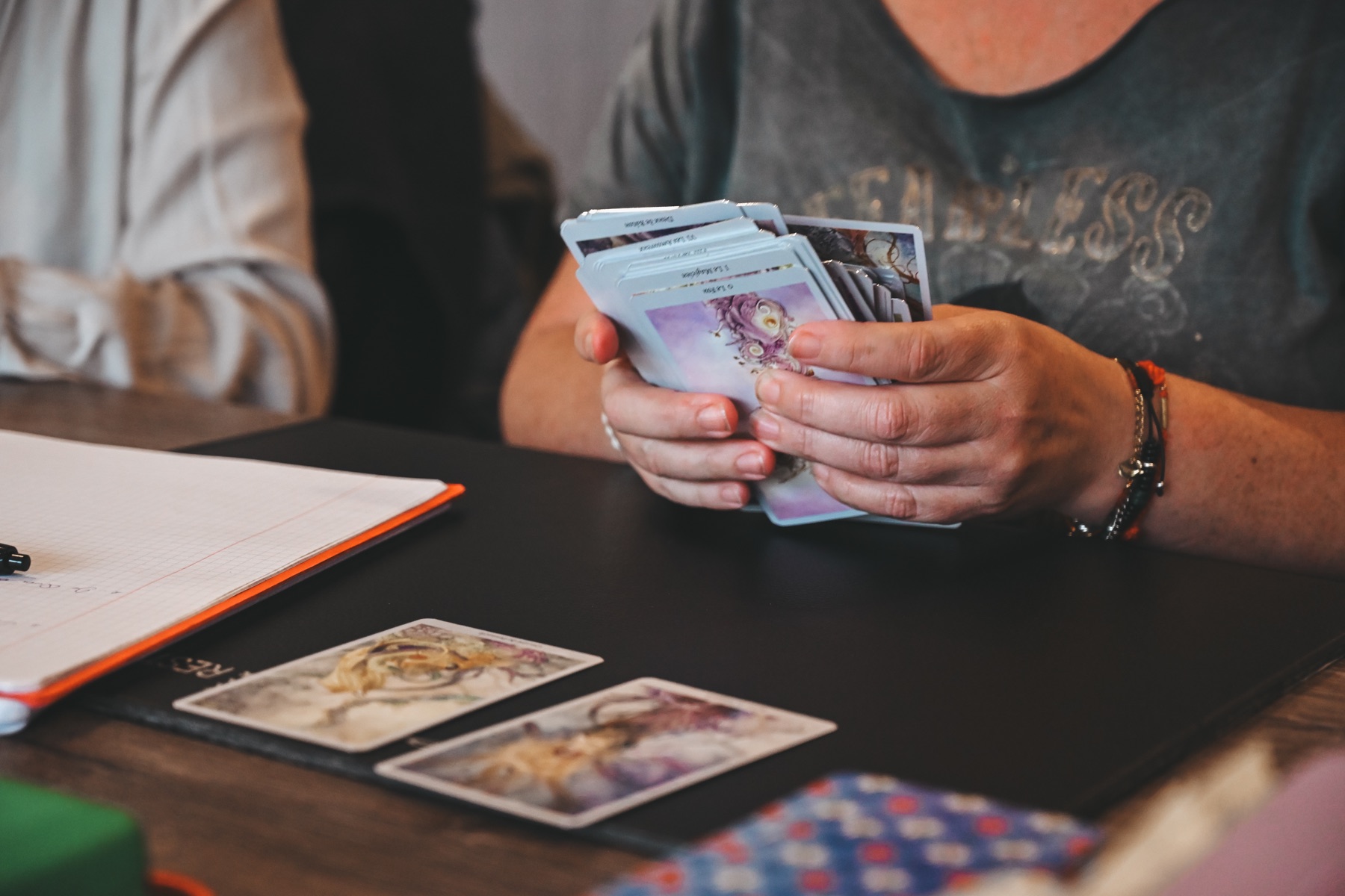 Une participante explore les cartes de tarot