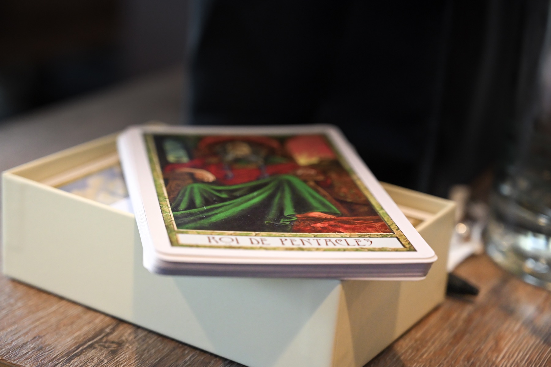Carte de tarot posée sur son étui
