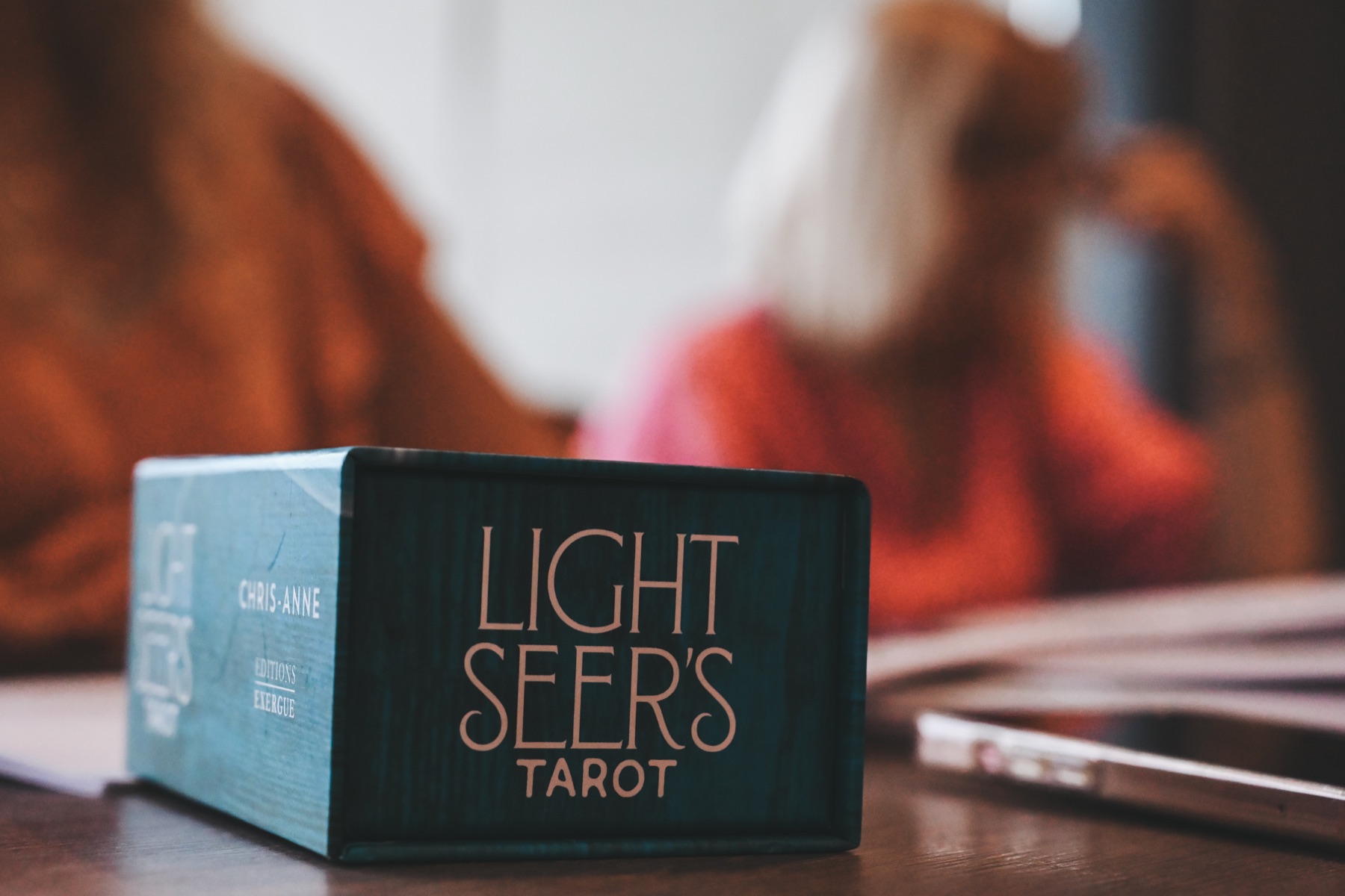 Boîte d’un jeu de tarot sur la table